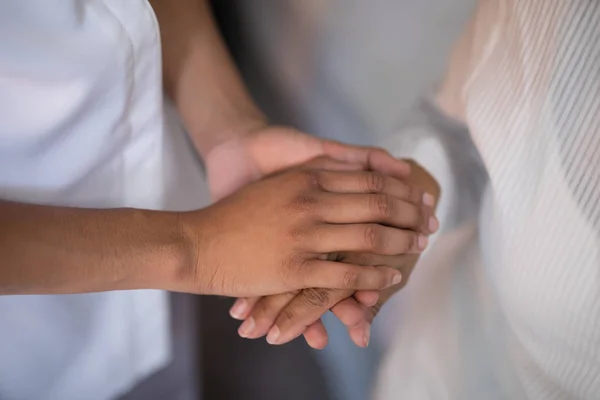 Mitten delen av sjuksköterska och patient — Stockfoto