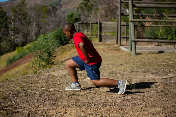 Garçon effectuant des exercices d'étirement — Photo