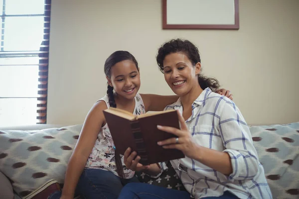 Μητέρα και κόρη διαβάζουν το βιβλίο — Φωτογραφία Αρχείου
