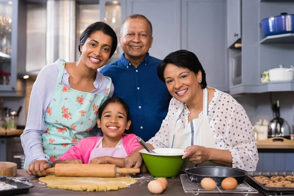 Família de várias gerações na cozinha — Fotografia de Stock