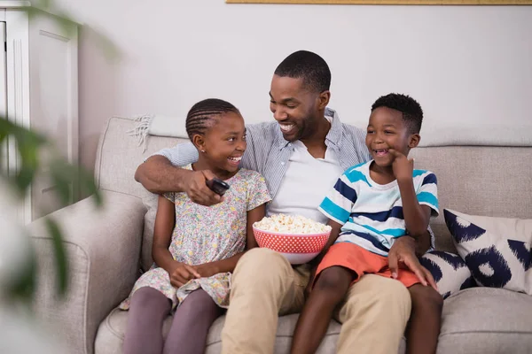 Padre allegro e bambini con popcorn — Foto Stock