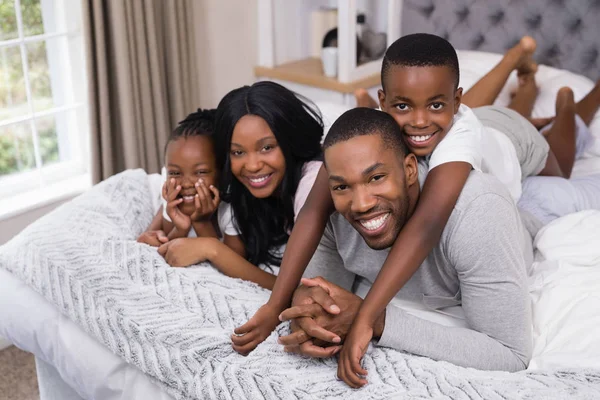 Familia acostados juntos en el dormitorio —  Fotos de Stock