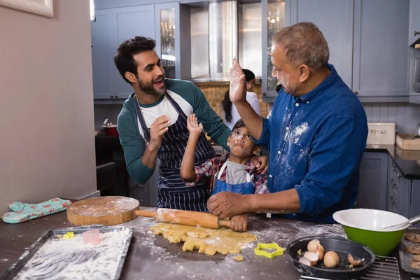 Multi-geração dando alta cinco na cozinha — Fotografia de Stock