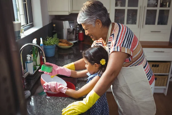 Oma en kleindochter wassen gebruiksvoorwerp — Stockfoto