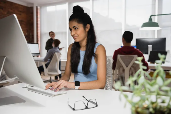 コンピューター上の作業の女性幹部 — ストック写真