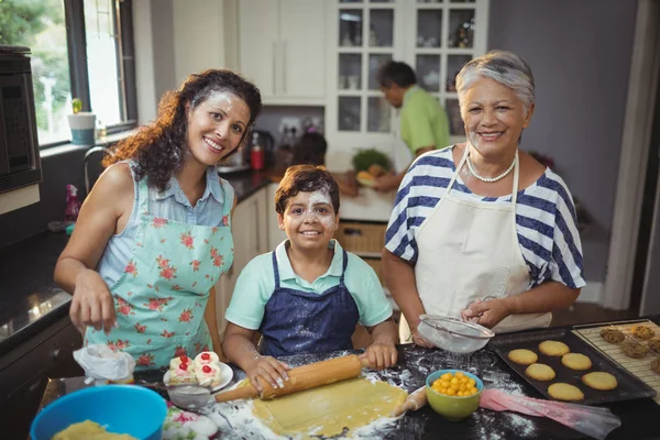 Familia preparando el postre en la cocina —  Fotos de Stock