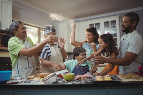 Familia preparando el postre en la cocina —  Fotos de Stock