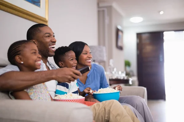 Fröhliche Familie beim Popcorn — Stockfoto