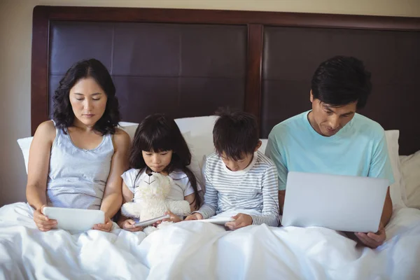 Tablet, telefon ve dizüstü kullanarak aile — Stok fotoğraf