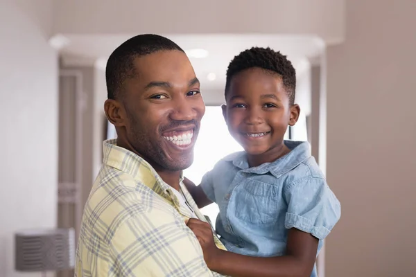 Padre e hijo en sala de estar en casa — Foto de Stock