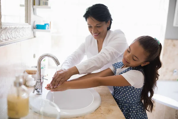 Abuela y nieta lavándose las manos — Foto de Stock