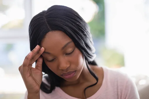 Mujer con dolor de cabeza —  Fotos de Stock