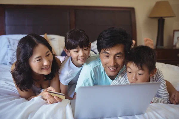 Familjen gör online shopping på laptop — Stockfoto