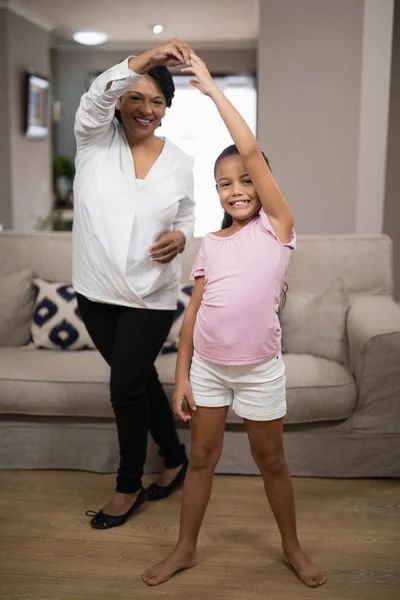 Lachende meisje dansen met oma — Stockfoto