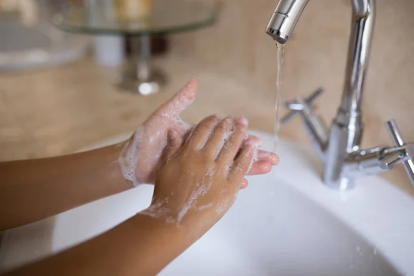 Hand eines Mädchens beim Händewaschen — Stockfoto