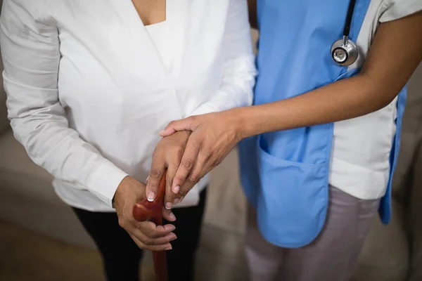 Nurse standing with patient — Stock Photo, Image