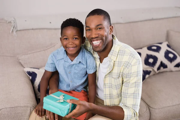 Vader en zoon met geschenkdoos — Stockfoto