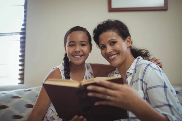 Mor och dotter läser bok — Stockfoto