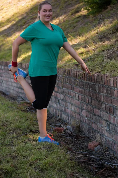 Mulher realizando exercício de alongamento — Fotografia de Stock