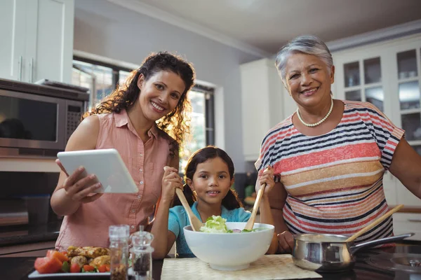 Bereiden van voedsel in keuken en gelukkige familie — Stockfoto