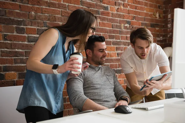 Ejecutivos discutiendo sobre tableta — Foto de Stock