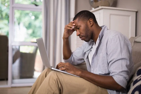 Homem tenso usando laptop — Fotografia de Stock