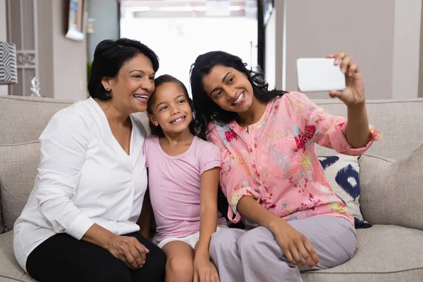 Famiglia multi-generazione che prende selfie — Foto Stock