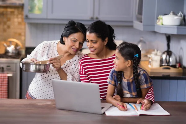 Famiglia multi-generazione che utilizza laptop — Foto Stock