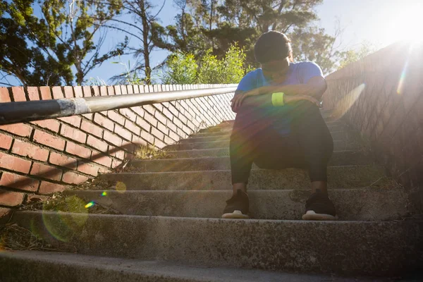 Boos vrouw zitten op de trap — Stockfoto