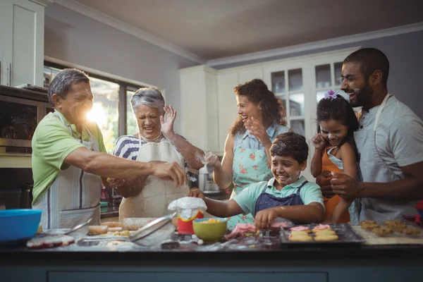 Familia preparando el postre en la cocina —  Fotos de Stock