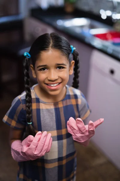 Meisje roze handschoenen in keuken — Stockfoto