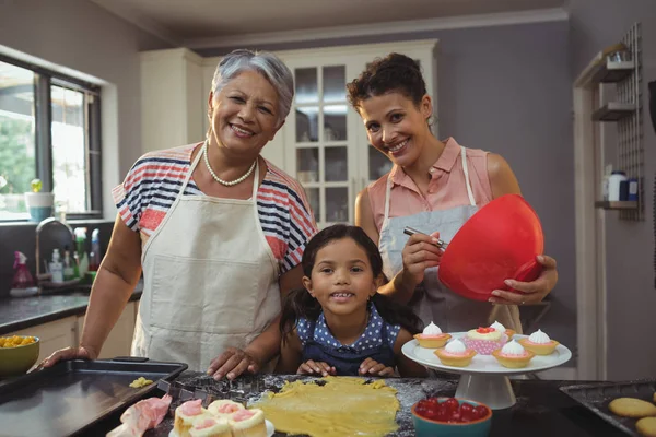 Família preparando sobremesas na cozinha — Fotografia de Stock