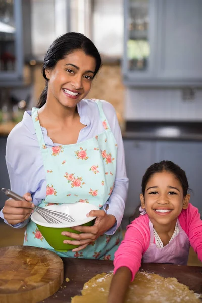 Chica preparando comida con madre en casa —  Fotos de Stock