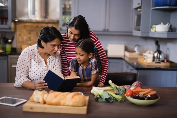 Multi generatie familie zitten in de keuken — Stockfoto