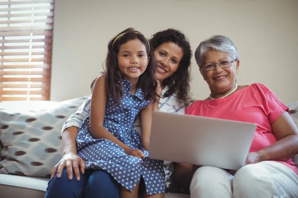 Família usando laptop na sala de estar — Fotografia de Stock