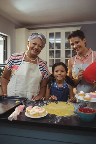 Семья готовит десерты на кухне — стоковое фото
