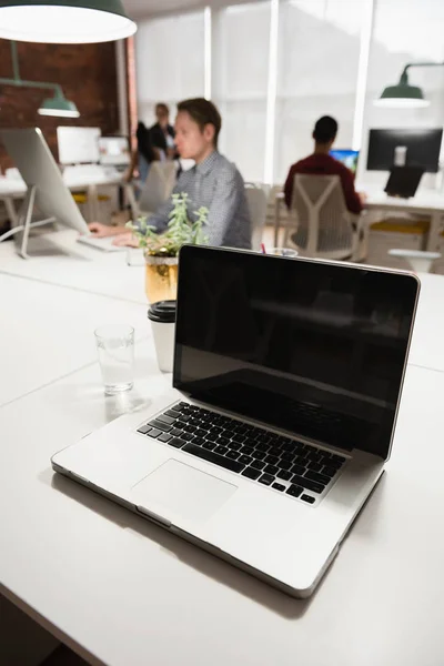 Laptop na mesa no escritório — Fotografia de Stock