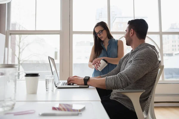 Ejecutivos discutiendo sobre portátil — Foto de Stock