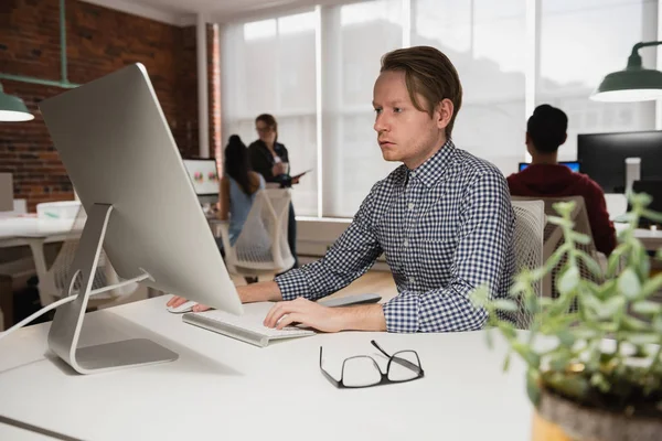 Esecutivo maschile che lavora sul computer in ufficio — Foto Stock