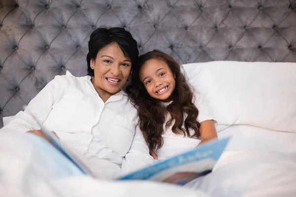 Nonna e nipote lettura libro — Foto Stock