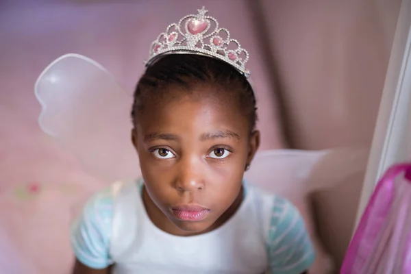 Petite fille sérieuse portant un costume de fée — Photo