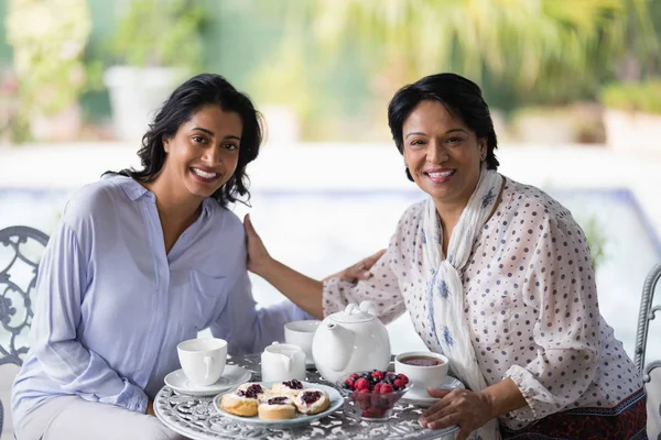 Frau frühstückt mit Mutter — Stockfoto