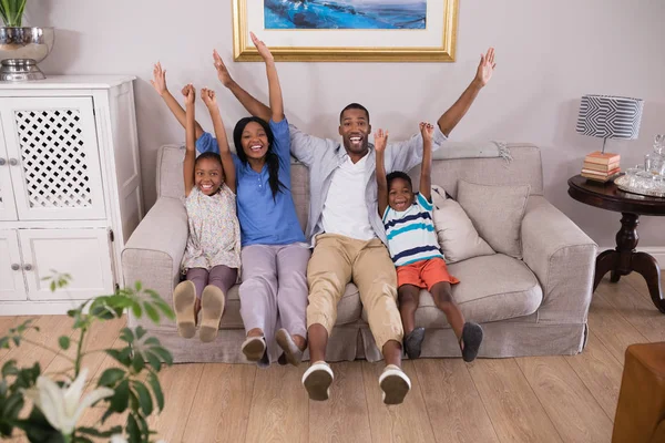 Animando mientras se sienta en el sofá en casa — Foto de Stock