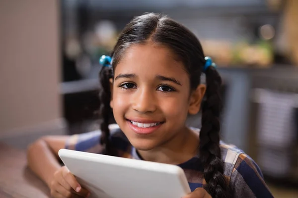 Ragazza che tiene tablet digitale a casa — Foto Stock