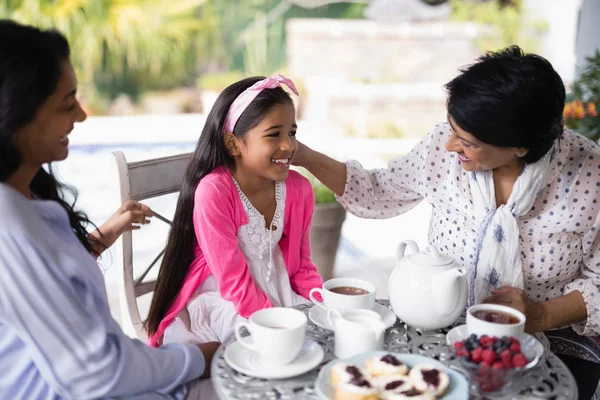 Família de várias gerações tomando café da manhã — Fotografia de Stock