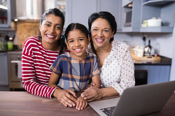 Famiglia sorridente multi-generazione in cucina — Foto Stock