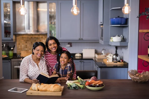 Familia multi-generación sentada en la cocina —  Fotos de Stock