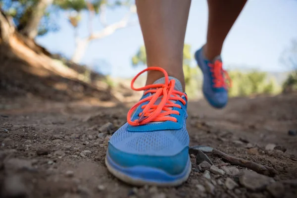 Mulher a correr no campo de treino — Fotografia de Stock