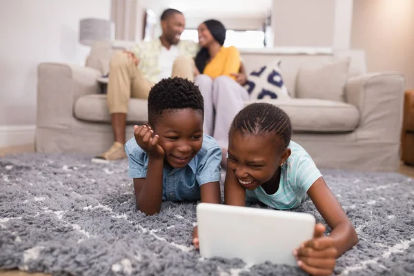 Niños usando tableta digital —  Fotos de Stock