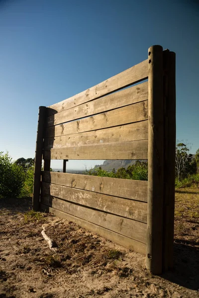 Marco de pared de madera en el campo de entrenamiento —  Fotos de Stock